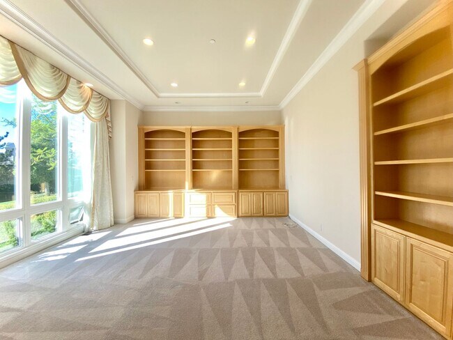 Foto del edificio - Spacious Luxury Home in Desirable Location...