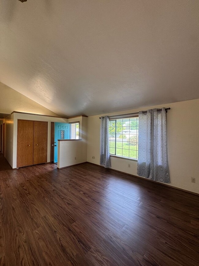 Foto del edificio - Non-Refundable & Security Deposit Total: $2150.00