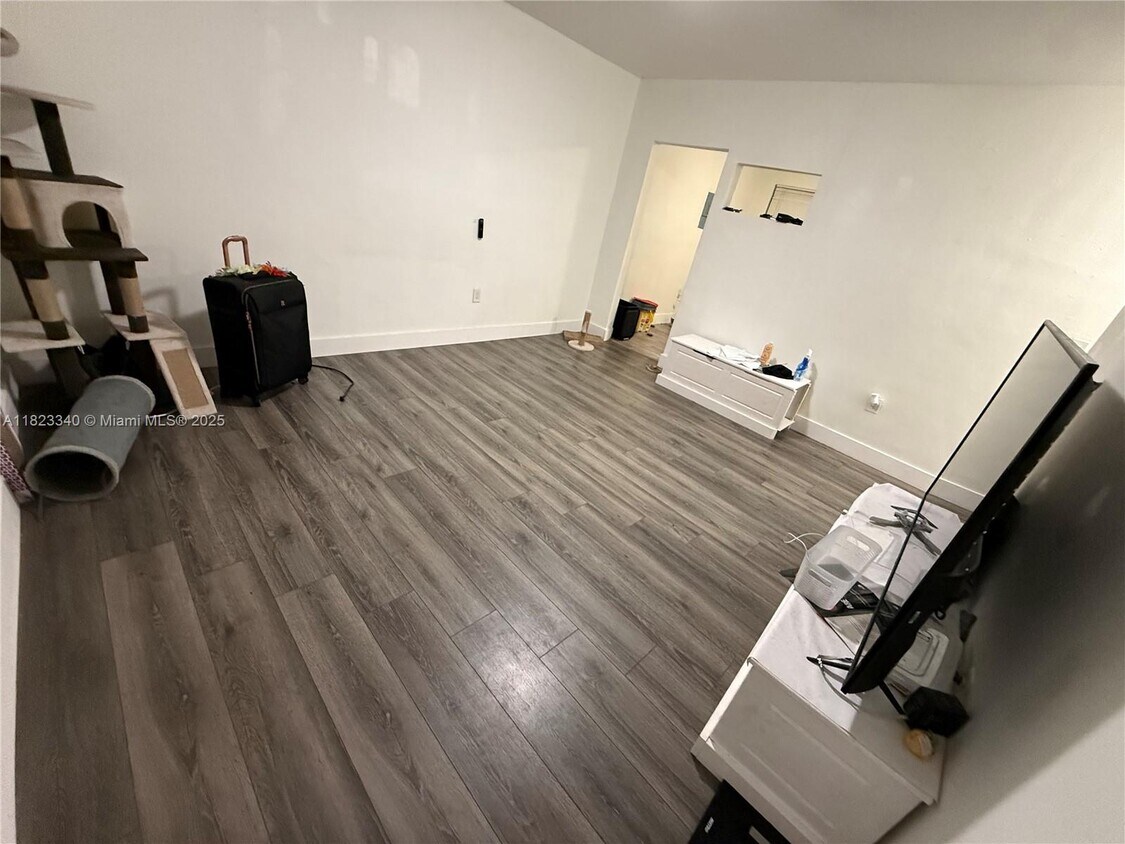 Foto principal - 5802 NE 3rd Ave