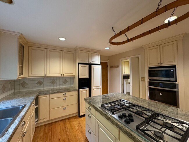 Foto del edificio - Stunning Lake Sammamish View Home in Belle...