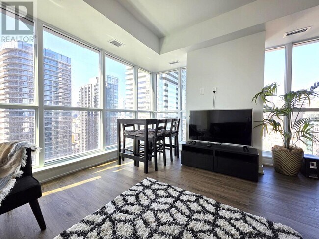 Photo du bâtiment - 327 King St W