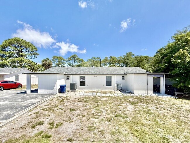 Foto del edificio - 7071 Bee Ridge Rd