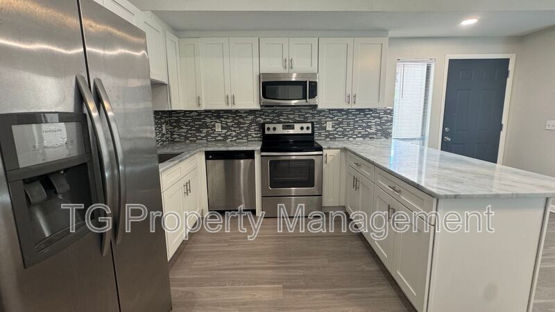 Foto principal - 217 Loring Ct