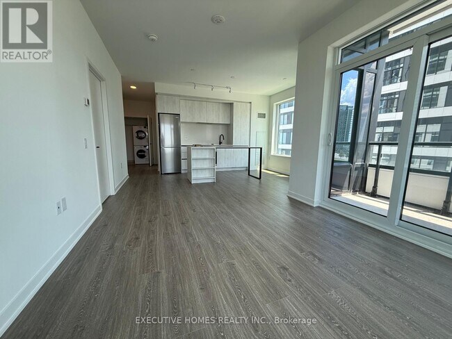 Photo du bâtiment - 2495 Eglinton Ave W