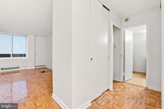 Building Photo - 604 S Washington Square