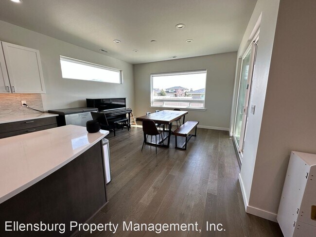 Foto del edificio - 3 br, 2 bath House - 210 E Stanford Avenue