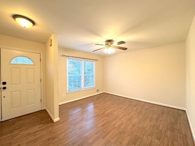 Foto del edificio - Charming Reston Townhome: Your Ideal Commuter's Haven