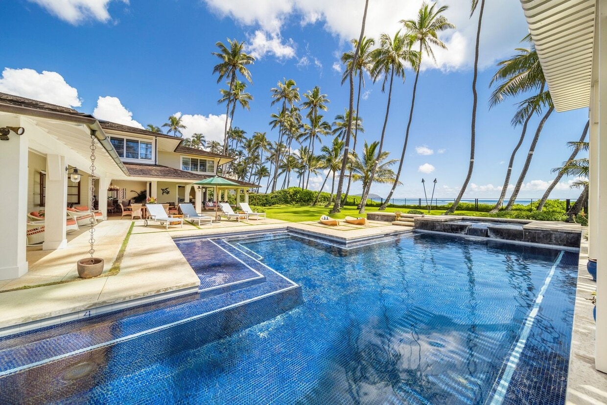 Primary Photo - Private 7bdrm Beachfront Home w/Carriage H...