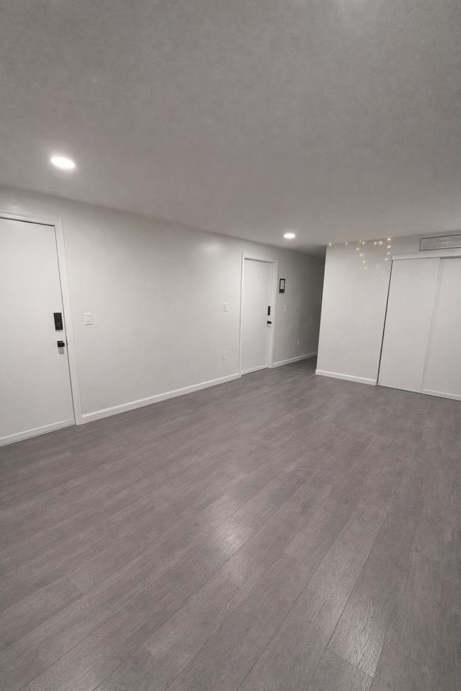 Building Photo - 156 Main St