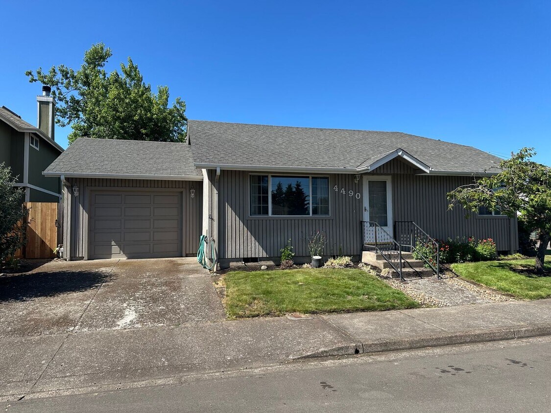 Primary Photo - Large 2 bedroom 2 bathroom duplex with gar...
