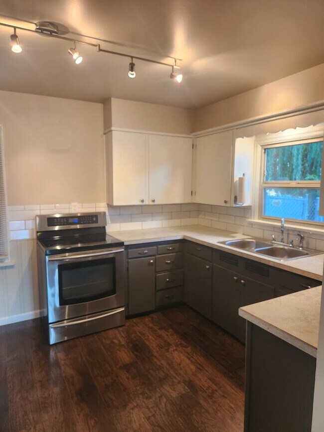 Foto del edificio - 26th Ave 2 br with Luxury vinyl plank, gas...