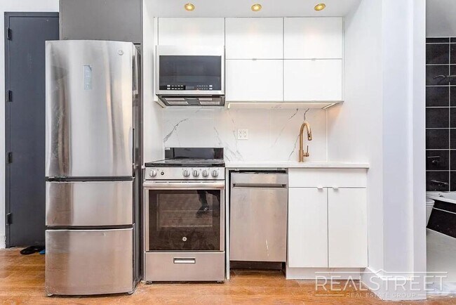 Foto del edificio - Spacious 3-Bedroom Apartment with Modern Finishes in Prime Bushwick