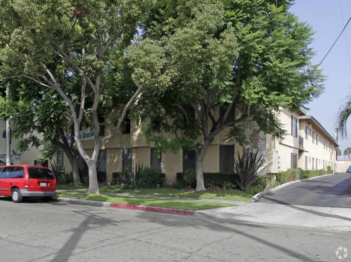 Building Photo - 1651 W Pampas Ln