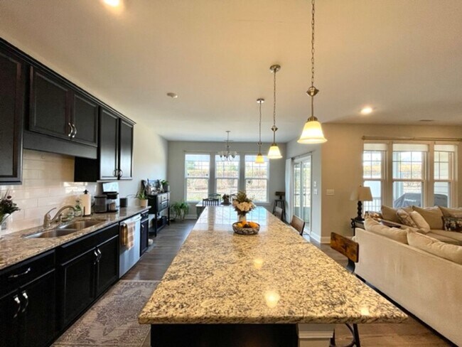 Foto del edificio - Upscale nearly-new townhome near Brier Creek