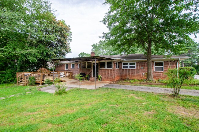 Building Photo - Charming Single-Family Home for Rent