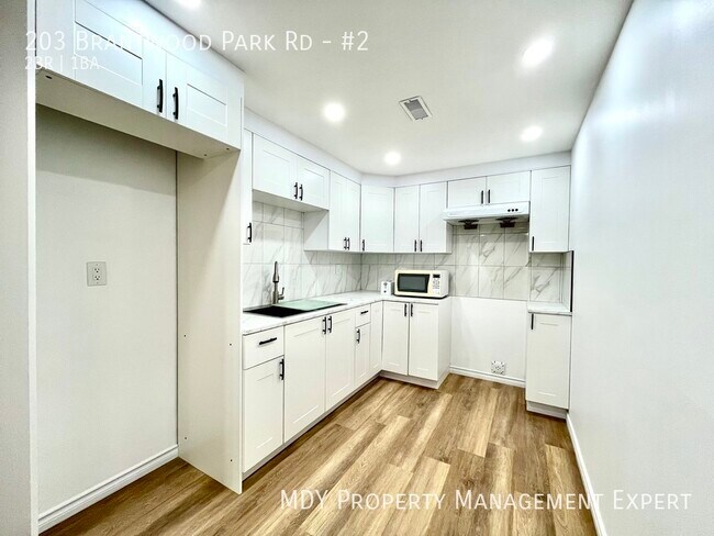 Photo du bâtiment - Welcome home to this warm and inviting low...