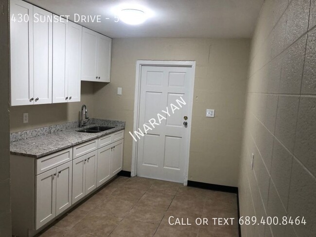 Building Photo - 2/1 Remodeled apartment. Available Now.