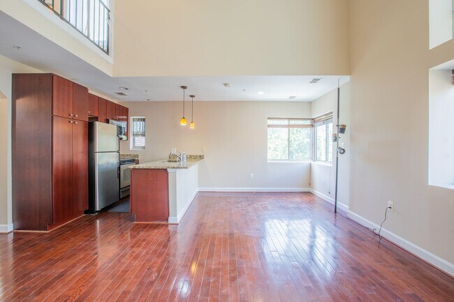 Foto del edificio - Lavish 2 BR/2 BA Loft-Style Condo in Brigh...