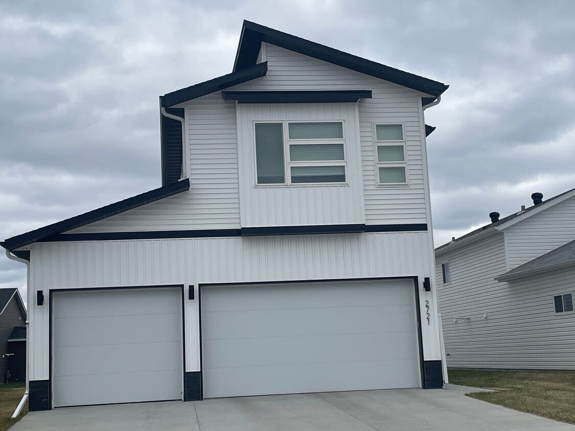 Foto principal - 4-bedroom, 3.5-bathroom West Fargo Single-...