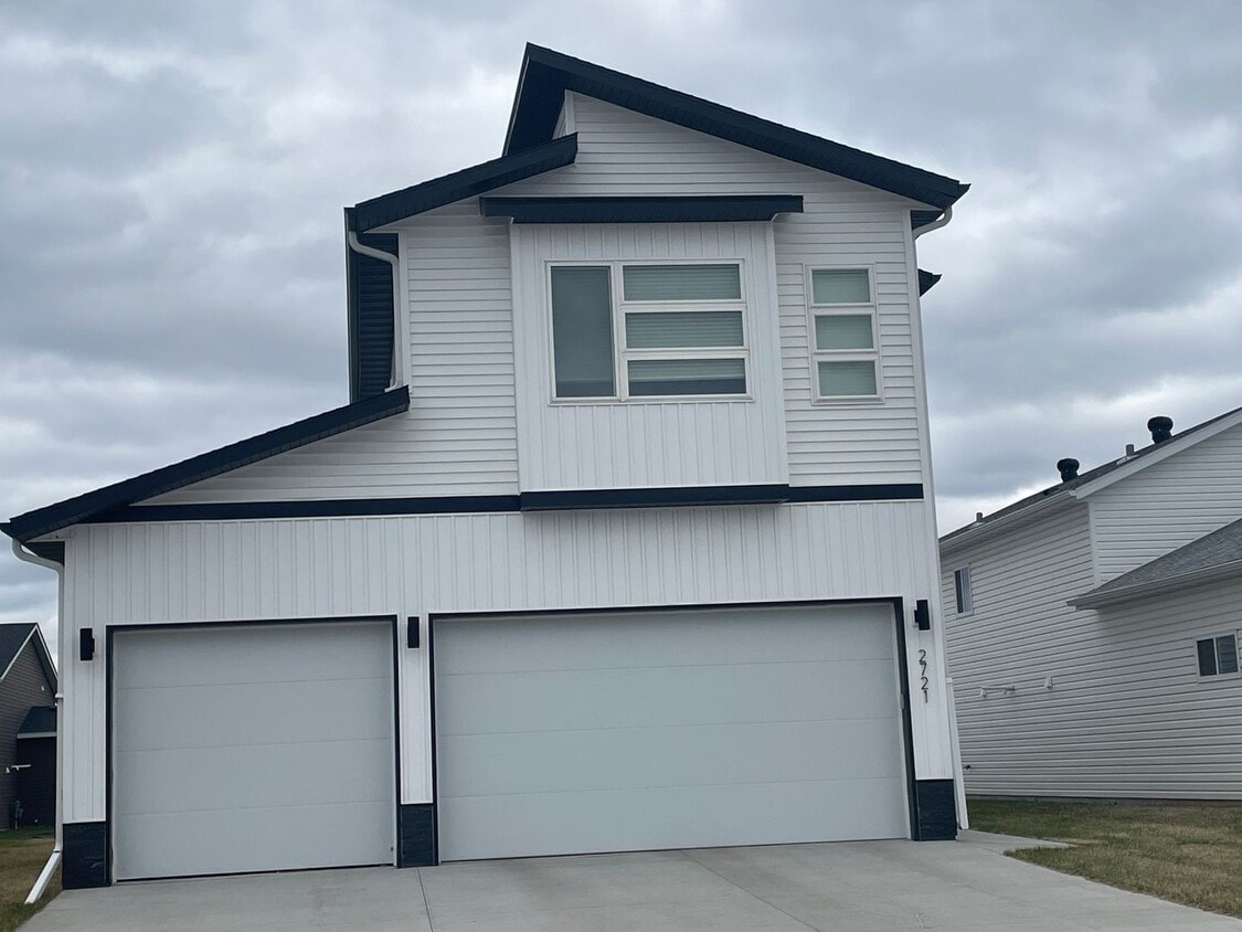 Primary Photo - 4-bedroom, 3.5-bathroom West Fargo Single-...