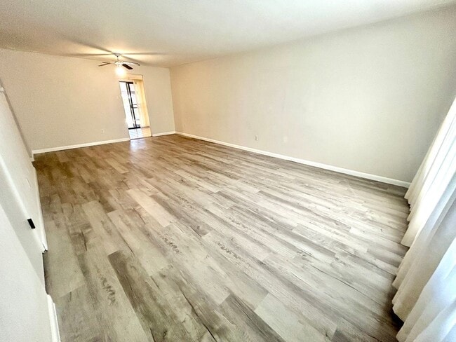 Building Photo - 4 Bedroom Ranch House - Prime Location Min...