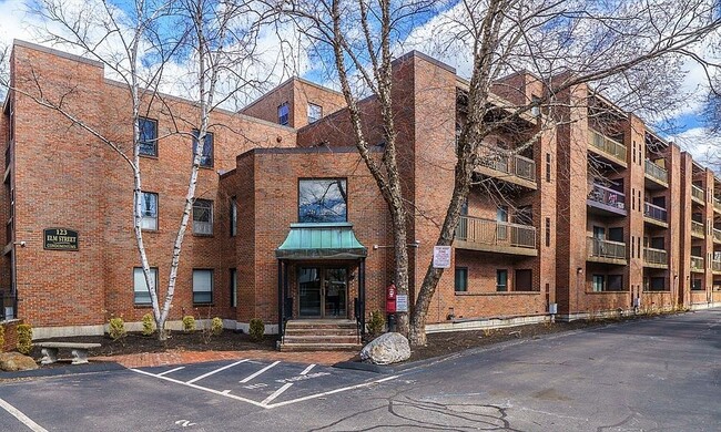 Building Photo - 123 Elm St