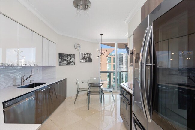 Foto del edificio - 3370 NE 190th St