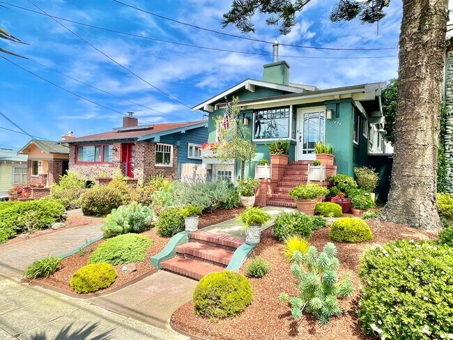 Building Photo - Beautiful Craftsman 5BR/4BA Sunset Home! P...