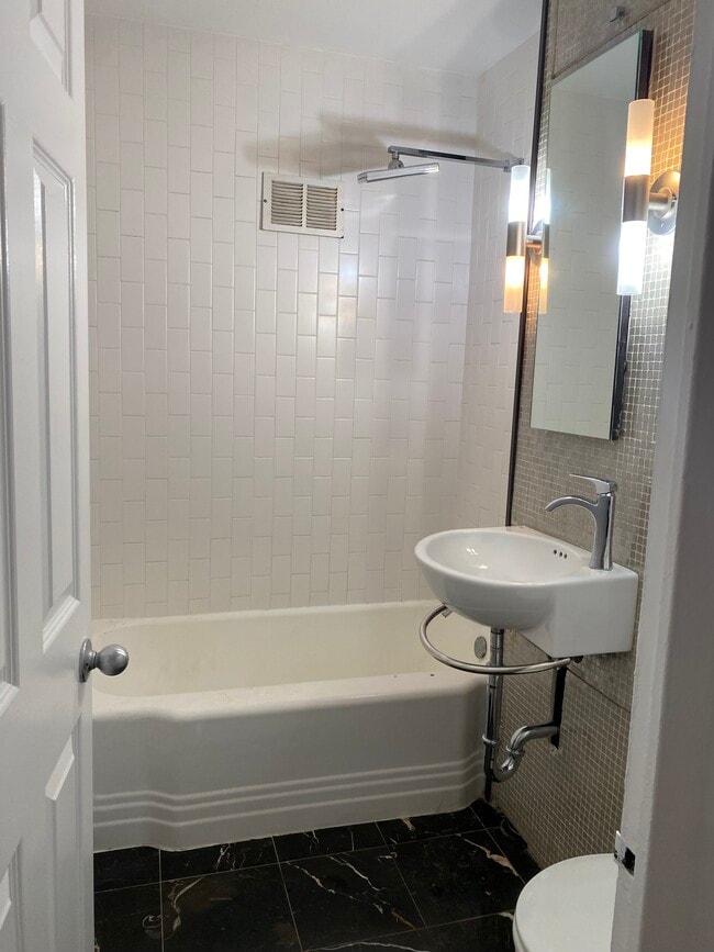 Foto del edificio - 4970 N Marine Dr