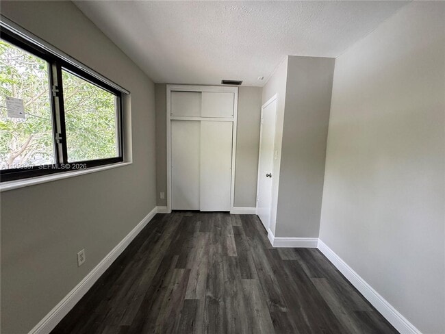 Building Photo - 1041 SW 15th Ave