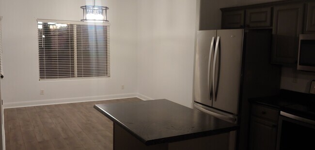 Foto del edificio - 767 Moss Dr