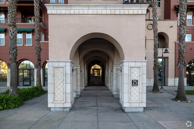 Entrada - 88 S Broadway
