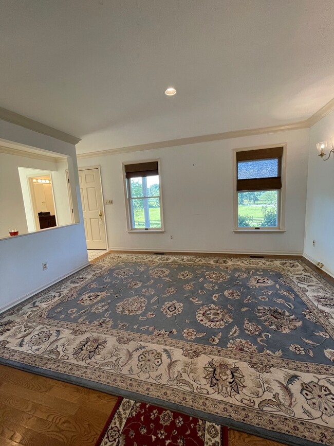 Sitting Room - 2001 Tufton Ave