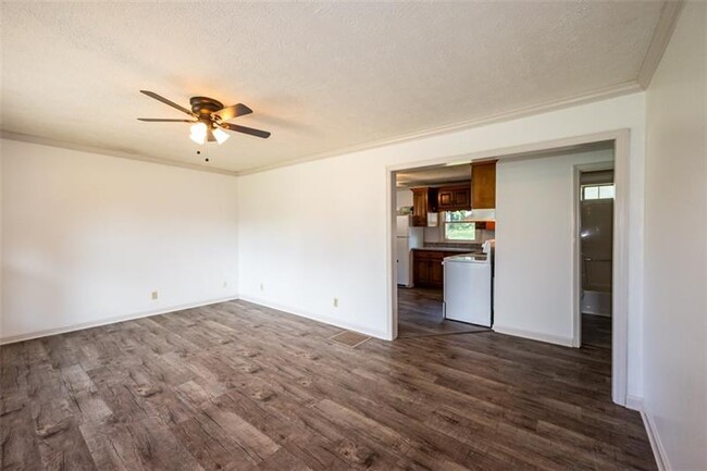 Building Photo - 835 Sylvan Dr