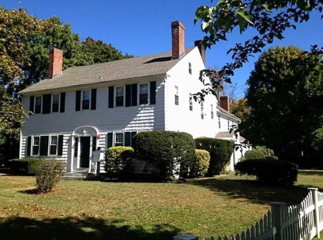 Building Photo - 363 Waterman Ave