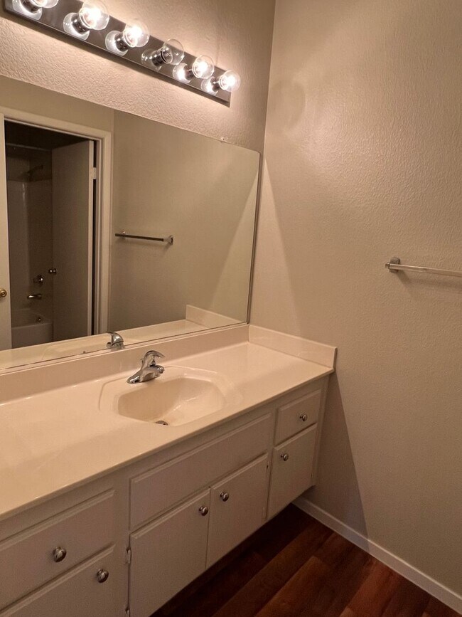 Foto del edificio - Green Valley Condo w/ Garage