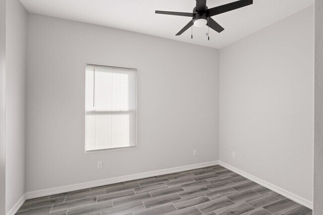 Building Photo - 404 N Onyx Ave