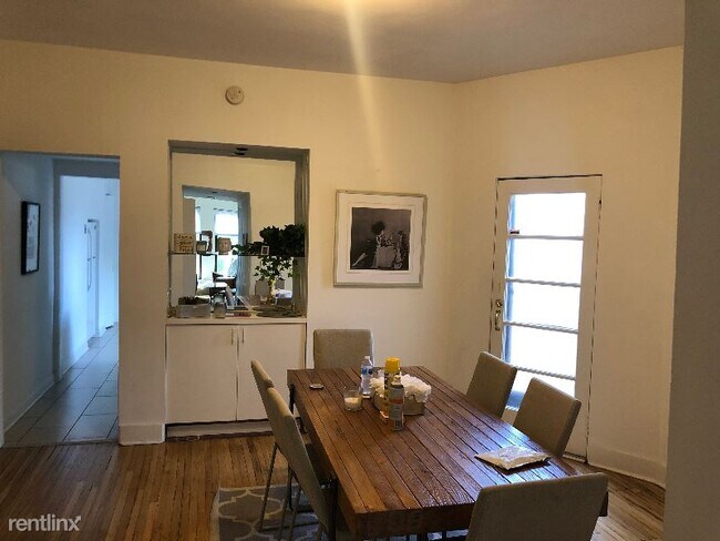 Foto del edificio - 2243 N Bissell St