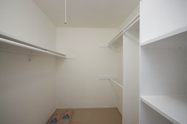 Building Photo - 1127 E Del Mar Blvd