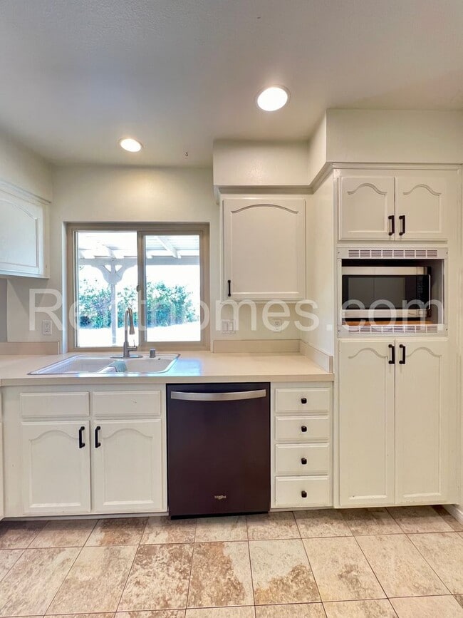 Building Photo - 1426 Kingston Dr