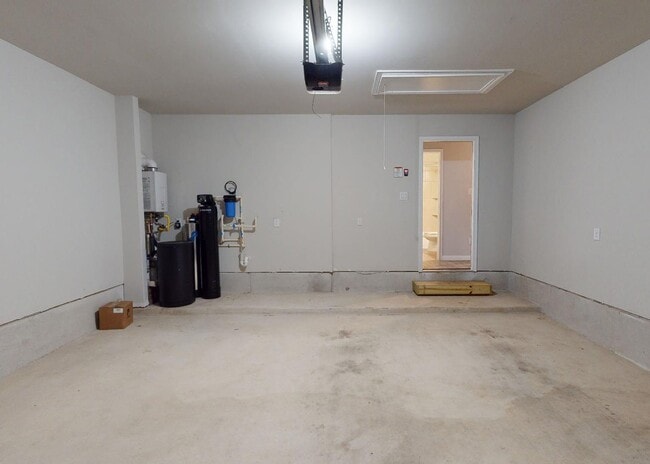 Building Photo - Elegant former model home