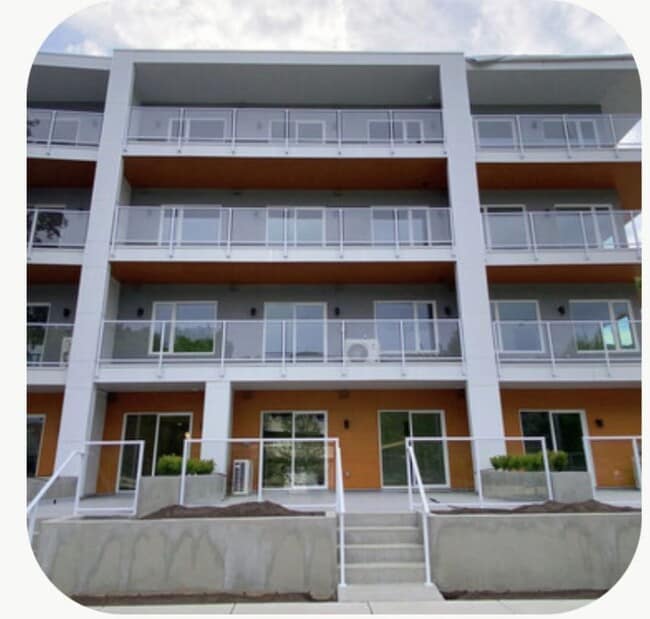 Building Photo - 880 Saucier Av