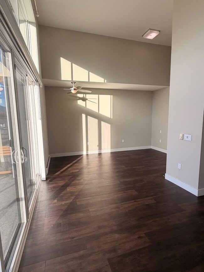 Building Photo - 44565-44565 Vandell Dr