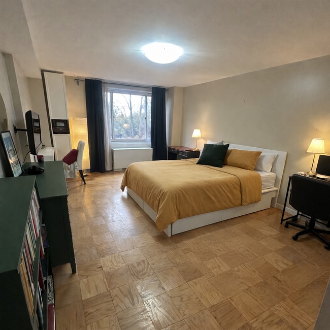 Spacious Bedroom - 1900 Lyttonsville Rd