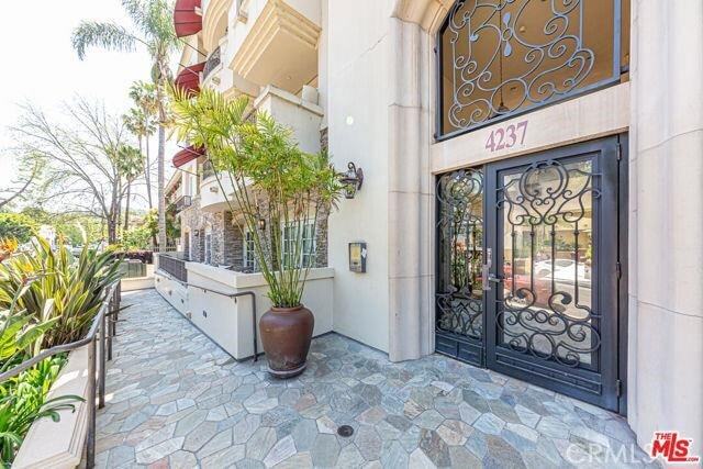 Foto del edificio - 4237 Longridge Avenue Unit 401