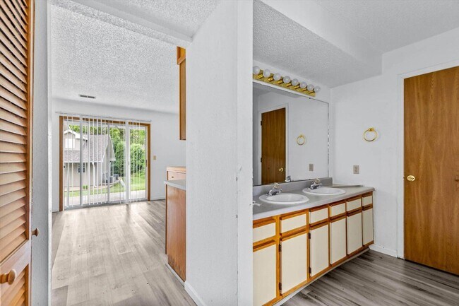 Building Photo - Condo for rent