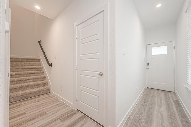 Building Photo - 3012 Skyline Mesa Dr