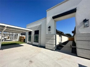 Building Photo - 800 Sugar Gdn Dr