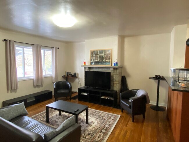 Foto del edificio - 2512 Burham St