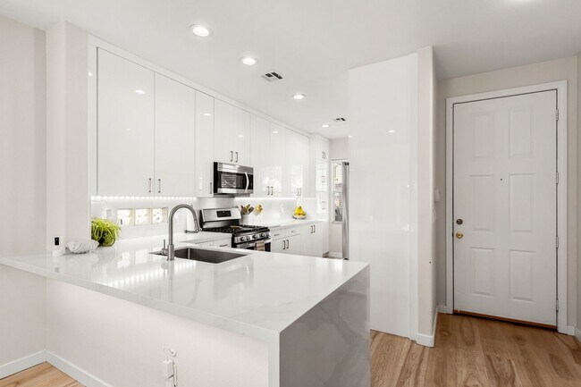 Foto del edificio - Beautifully Updated 3 Bedroom Southeast Ve...